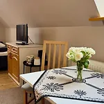 Πανσιόν Marta M & Sauna 3*